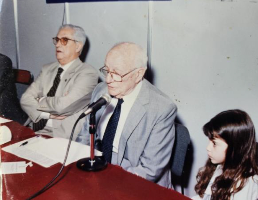 Figura 6. El abuelo y su nieta durante la entrega del premio “La Ingeniería”, del Centro Argentino de Ingenieros (1998).